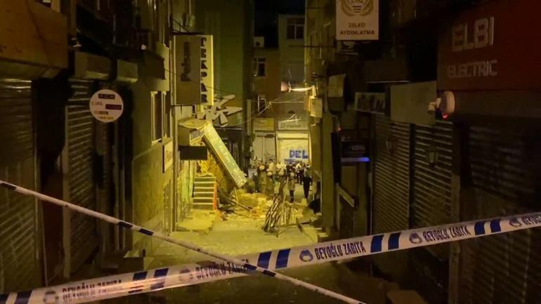 Beyoğlunda 3 katlı binada, patlama sonrası kısmi çökme; o anlar kamerada