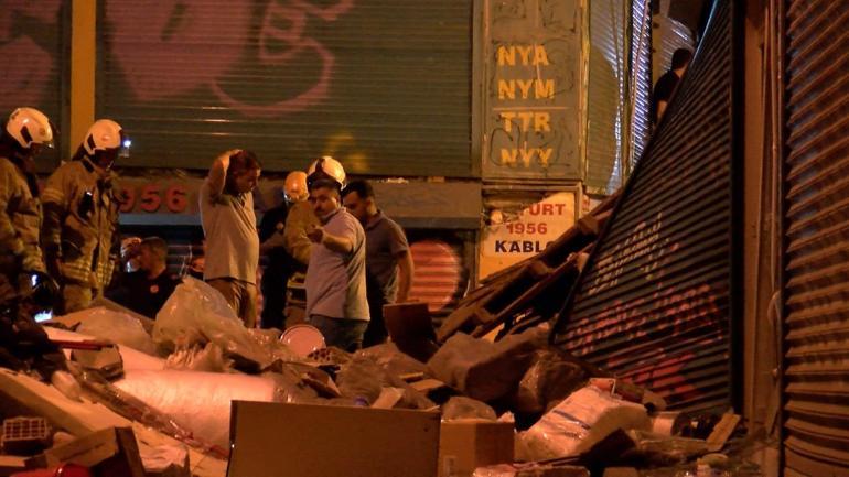 Beyoğlunda 3 katlı binada, patlama sonrası kısmi çökme; o anlar kamerada