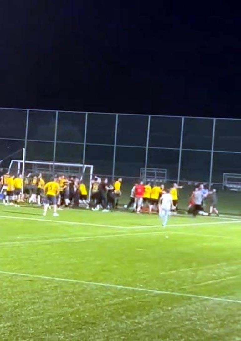 Köy turnuvasında futbolcular tekme tokat birbirine girdi