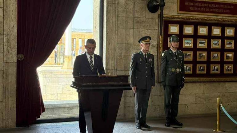 Özgür Özelden Lozan Antlaşmasının 102’nci yıl dönümünde Anıtkabire ziyaret
