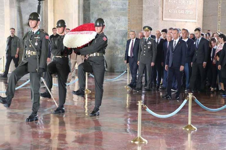 Özgür Özelden Lozan Antlaşmasının 102’nci yıl dönümünde Anıtkabire ziyaret