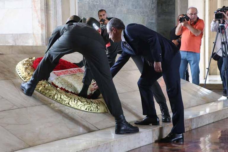 Özgür Özelden Lozan Antlaşmasının 102’nci yıl dönümünde Anıtkabire ziyaret
