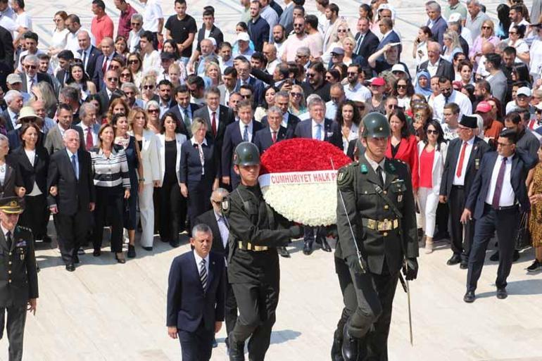 Özgür Özelden Lozan Antlaşmasının 102’nci yıl dönümünde Anıtkabire ziyaret