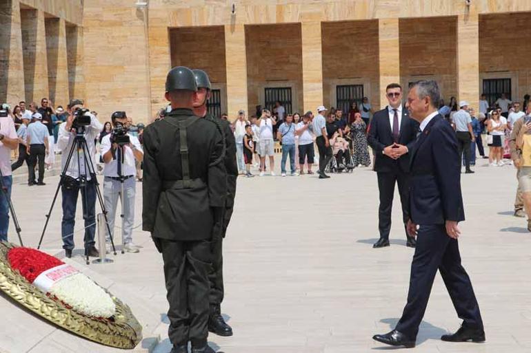 Özgür Özelden Lozan Antlaşmasının 102’nci yıl dönümünde Anıtkabire ziyaret