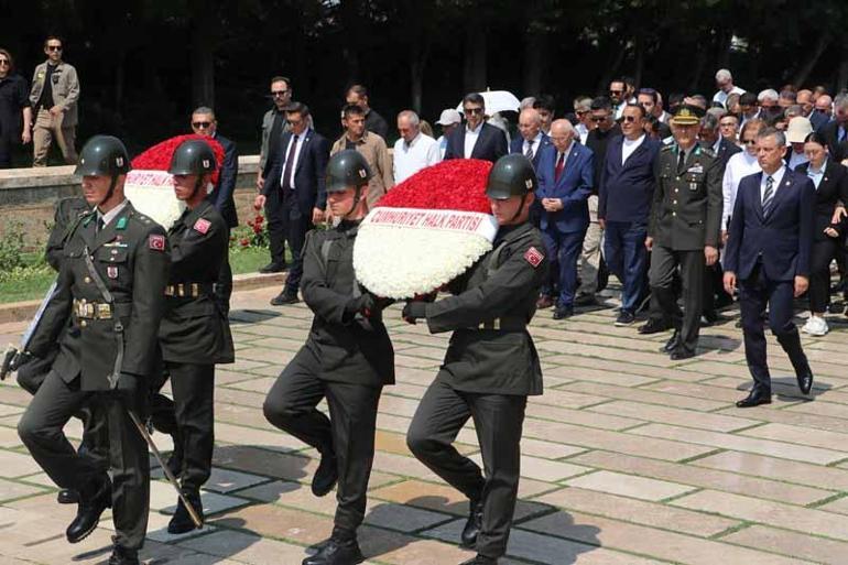 Özgür Özelden Lozan Antlaşmasının 102’nci yıl dönümünde Anıtkabire ziyaret
