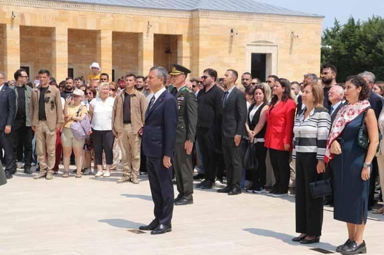 Özgür Özelden Lozan Antlaşmasının 102’nci yıl dönümünde Anıtkabire ziyaret