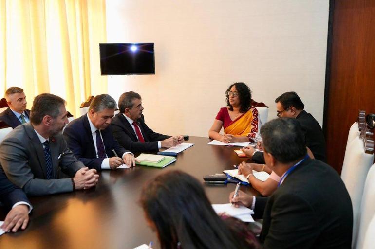 Bakan Tekin, Sri Lanka Başbakanı Amarasuriya ile görüştü