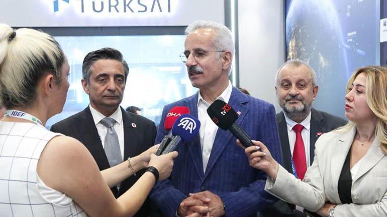 Bakan Uraloğlu 17nci Uluslararası Savunma Sanayii Fuarında stantları gezdi