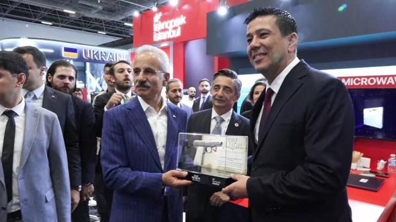 Bakan Uraloğlu 17nci Uluslararası Savunma Sanayii Fuarında stantları gezdi