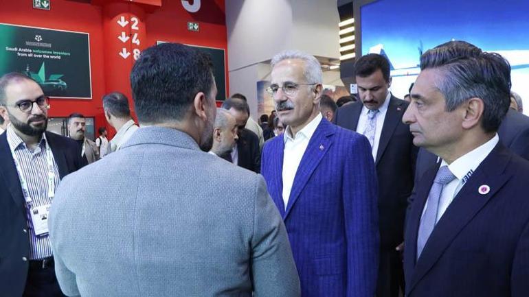 Bakan Uraloğlu 17nci Uluslararası Savunma Sanayii Fuarında stantları gezdi