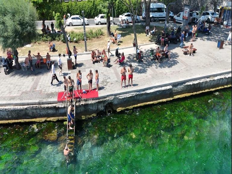 İstanbulda sıcak havadan bunalanlar boğazda serinledi