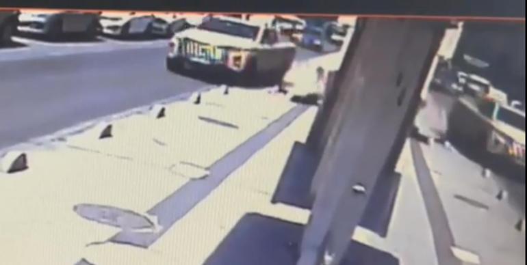 4.25 promil alkollü doktorun kullandığı kamyonet, kaldırımda yürüyen 2 kişiye çarptı; kaza kamerada