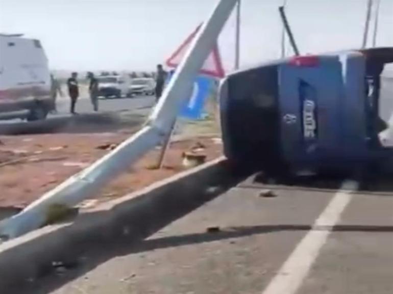 Batman’da hafif ticari araç elektrik direğine çarptı: 2 ölü, 4 yaralı