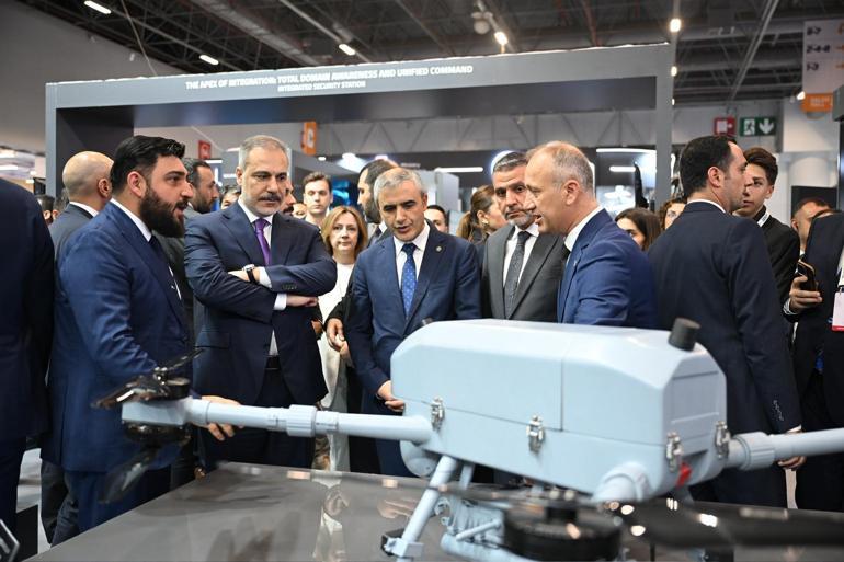 Bakan Fidan, 17nci Uluslararası Savunma Sanayii Fuarında stantları gezdi