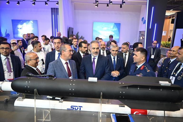 Bakan Fidan, 17nci Uluslararası Savunma Sanayii Fuarında stantları gezdi
