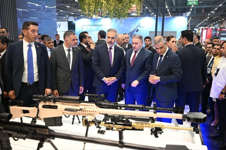 Bakan Fidan, 17nci Uluslararası Savunma Sanayii Fuarında stantları gezdi