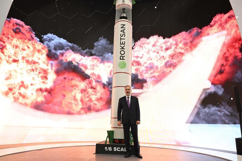 Bakan Fidan, 17nci Uluslararası Savunma Sanayii Fuarında stantları gezdi