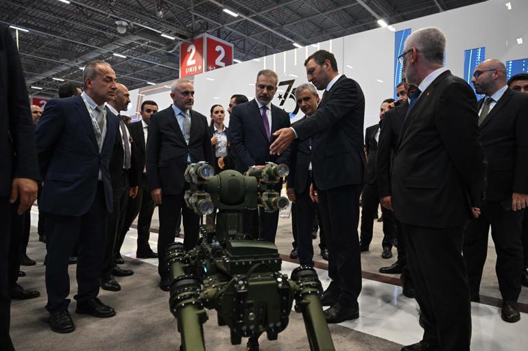 Bakan Fidan, 17nci Uluslararası Savunma Sanayii Fuarında stantları gezdi