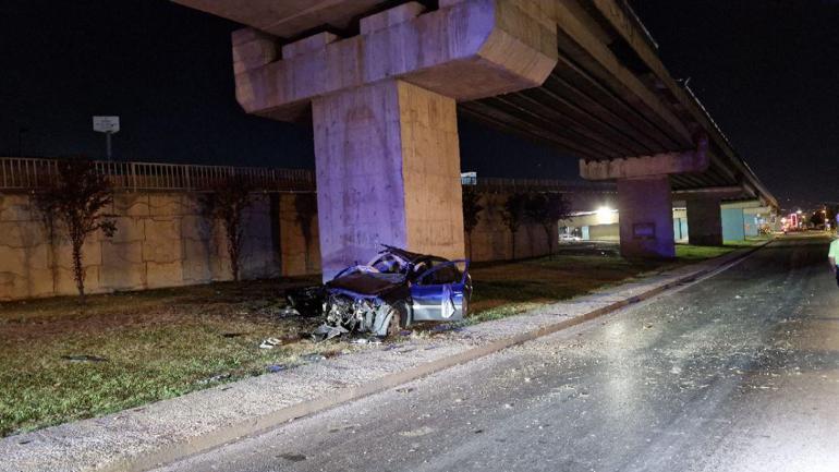Otoyol bağlantı köprüsünün ayağına çarpan otomobilin sürücüsü öldü