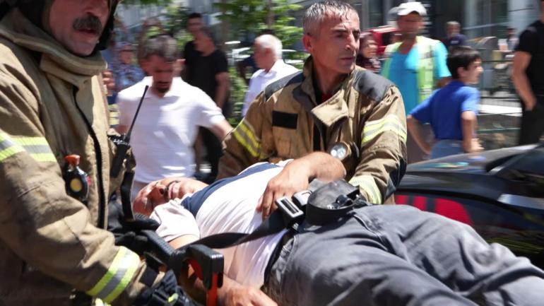 Ümraniyede 4 katlı binanın çatı katında çıkan yangın söndürüldü