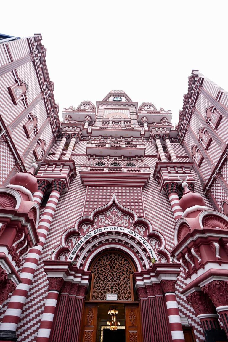 Bakan Tekin, Sri Lanka’da ‘Kırmızı Mescit’i ziyaret etti