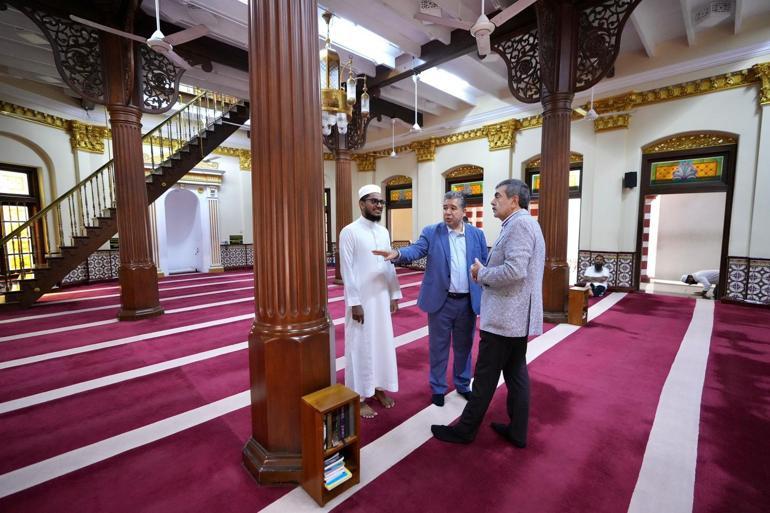 Bakan Tekin, Sri Lanka’da ‘Kırmızı Mescit’i ziyaret etti