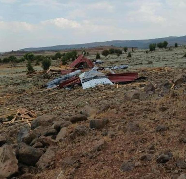 Diyarbakırda kuvvetli rüzgar okulun çatısını uçurdu