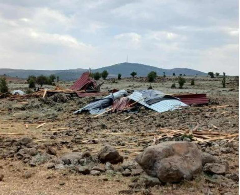 Diyarbakırda kuvvetli rüzgar okulun çatısını uçurdu