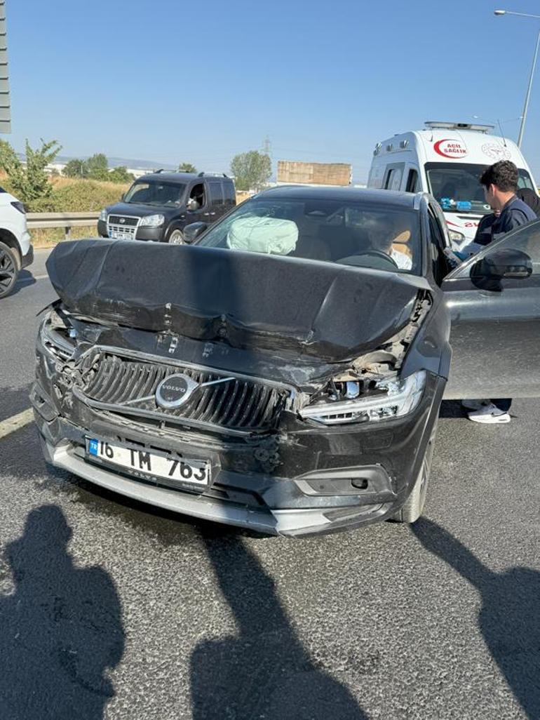Bursada 3 aracın karıştığı zincirleme kaza kamerada; 1 yaralı