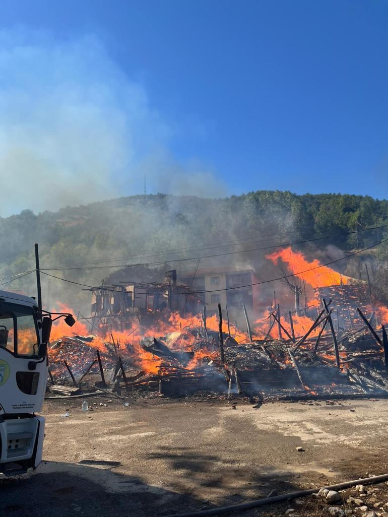 Bartında 2 ev ve 2 samanlık yandı; 9 köydeki anız yangını söndürüldü