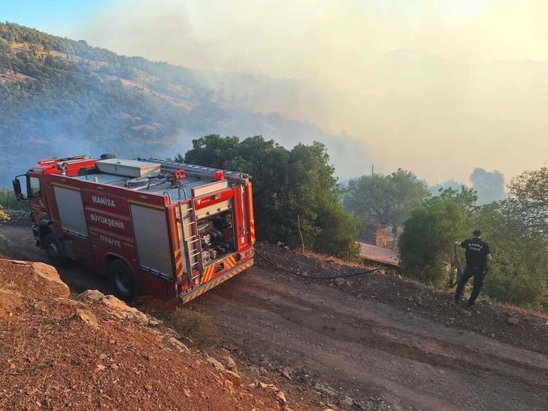 Akhisardaki orman yangını, 18 saatte kontrol altına alındı