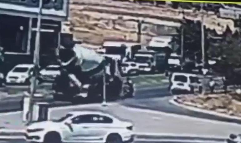 Beton mikserinin çarptığı motosikletin sürücüsü yaralandı, yanındaki annesi öldü