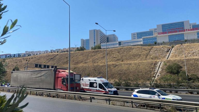 İzmir’de otomobil, TIR’a çarptı: 1 ölü, 1 yaralı