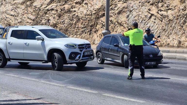 Şarkıcı Dilan Çıtak aracını polisin üzerine sürdü; havaya ateş açılarak durduruldu