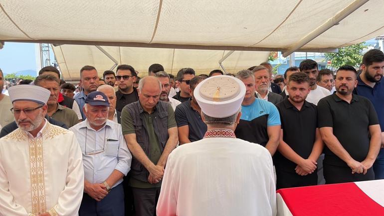 Yangına su götürdükleri tankerin devrildiği kazada ölen 2 kişi toprağa verildi