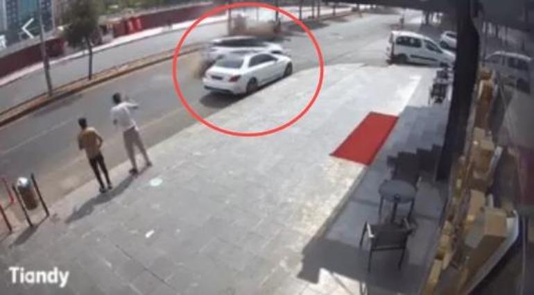 Cipe çarpan taksinin takla attığı kaza kamerada