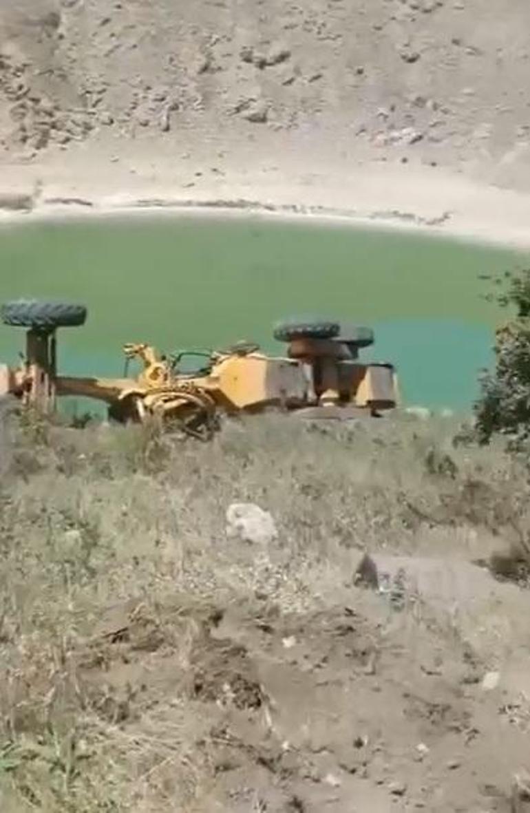 Freni çekilmeyen greyder, otomobili uçuruma sürükledi: 1 ölü, 1 yaralı