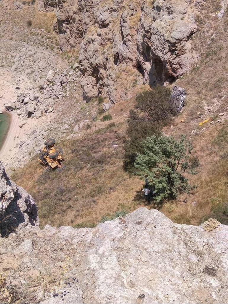 Freni çekilmeyen greyder, otomobili uçuruma sürükledi: 1 ölü, 1 yaralı