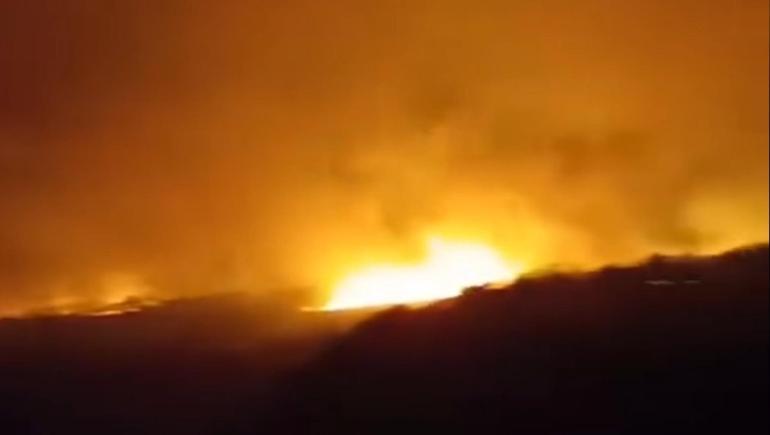 Diyarbakır’da örtü yangınına ekiplerin müdahalesi sürüyor