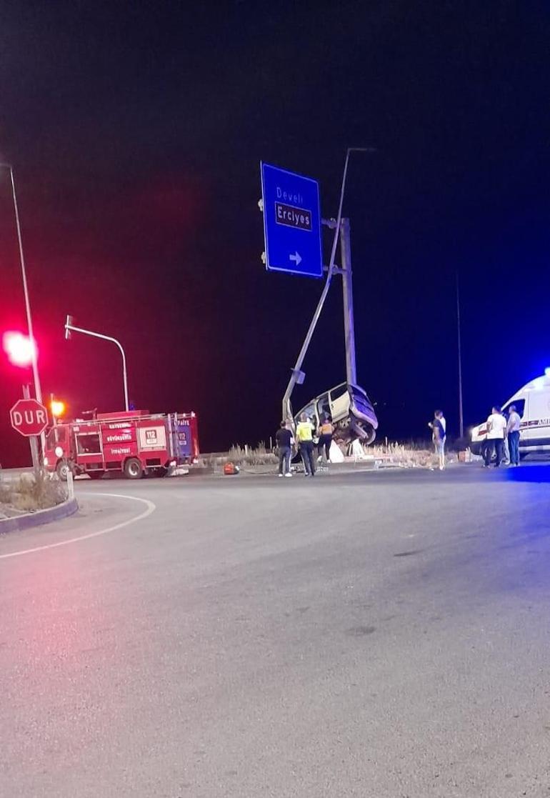 Kayseride hafif ticari araç, elektrik direğine çarptı: 7 yaralı