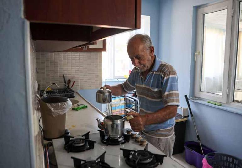 Tahliye edilen dede ve torunları, yeni evlerine taşındı