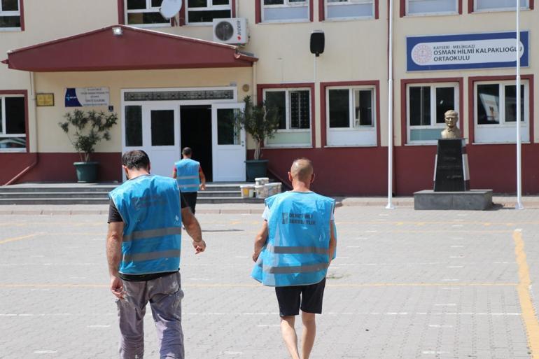 Kayseride 18 yükümlü, okulu boya yaparak yeni eğitim yılına hazırladı