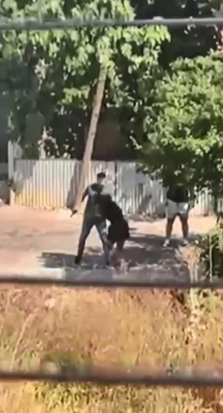 Ümraniyede sokak ortasında kafasına silah dayadığı kadını darbetti