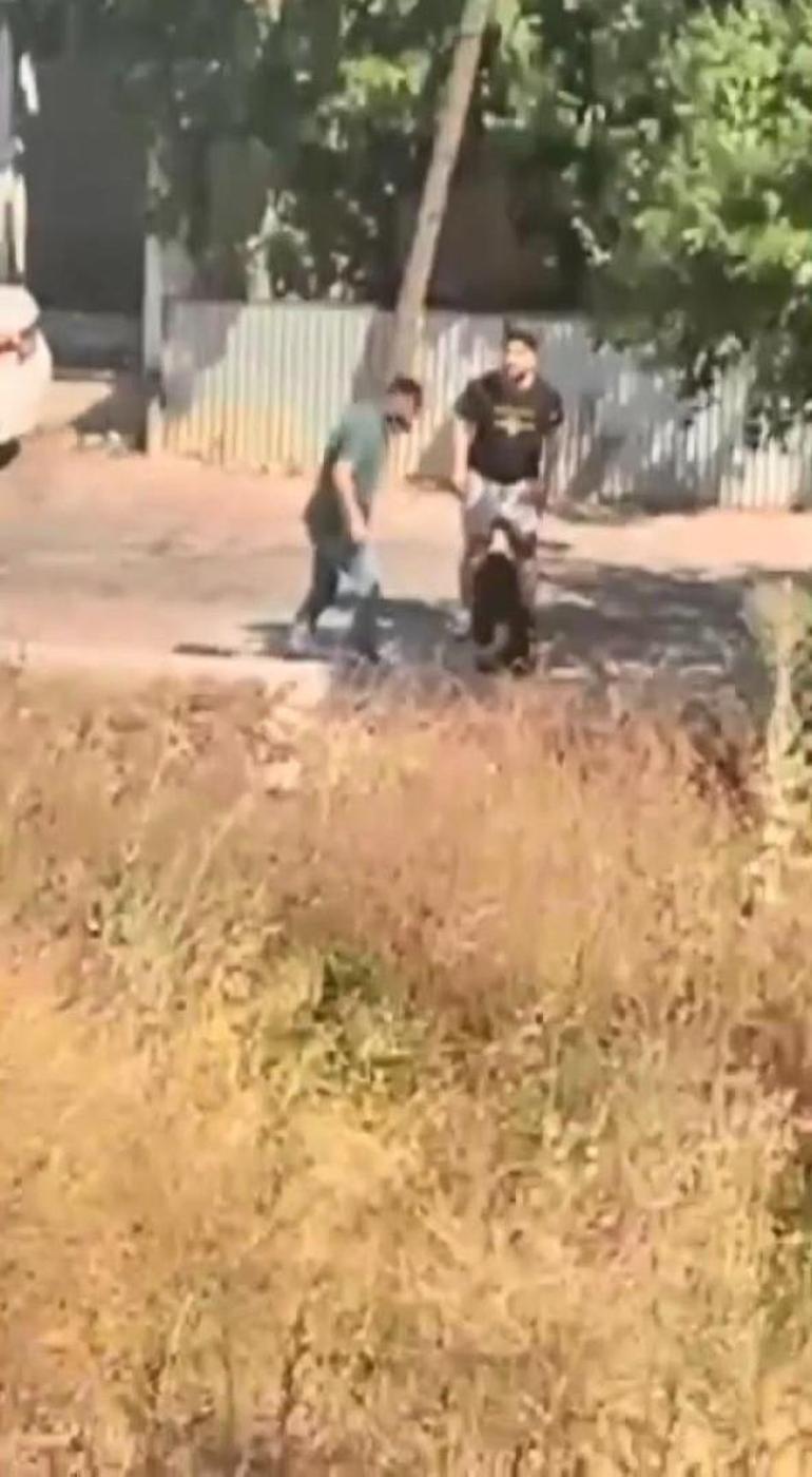 Ümraniyede sokak ortasında kafasına silah dayadığı kadını darbetti