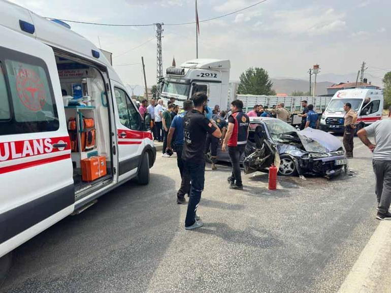 Vanda TIR ve otomobil çarpıştı; aynı aileden 4 kişi yaralandı