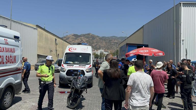 Motosikletle hafif ticari aracın çarpıştığı, 2 kişinin yaralandığı kaza kamerada