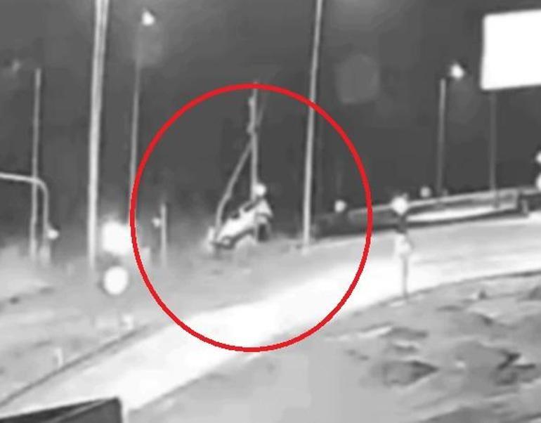 Kayseride hafif ticari aracın elektrik direğine çarptığı kaza kamerada: 7 yaralı