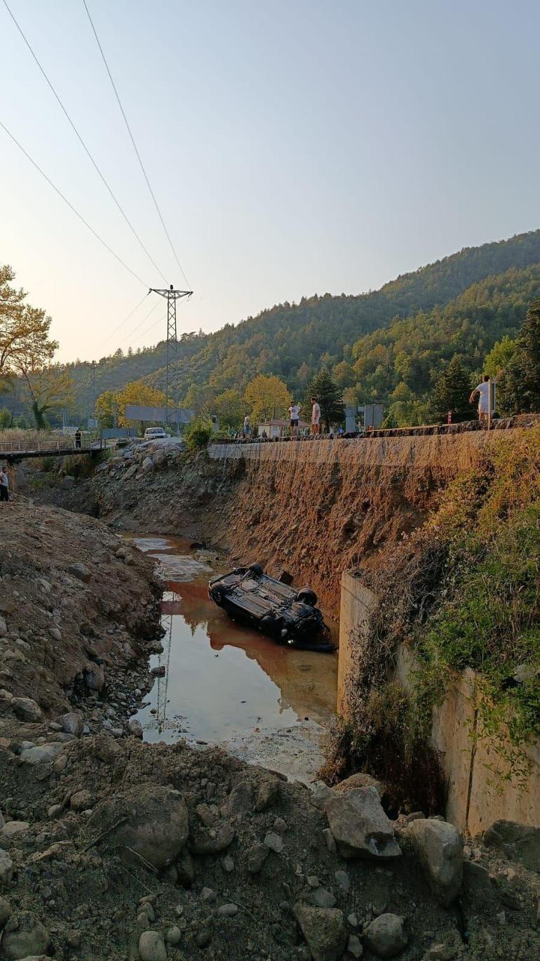 Dereye devrilen otomobildeki baba ve oğlu öldü