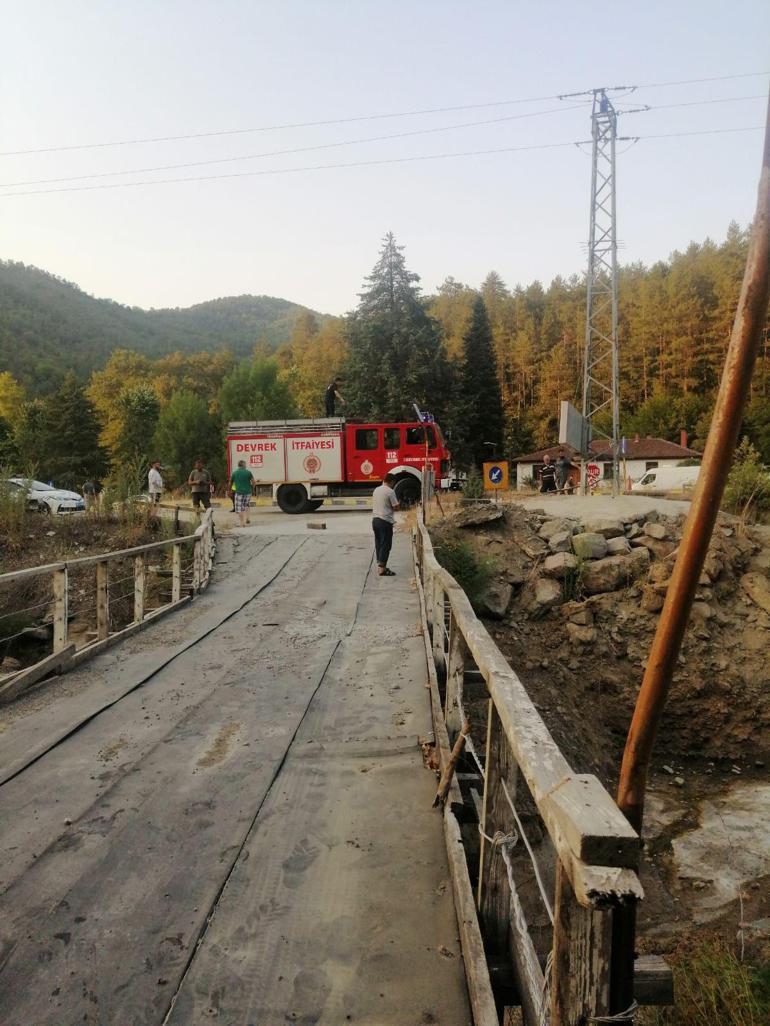 Dereye devrilen otomobildeki baba ve oğlu öldü