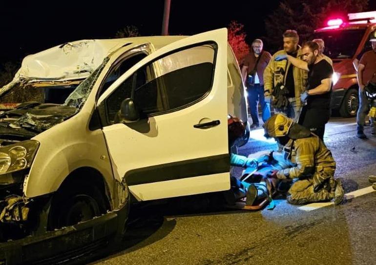 Hafif ticari araç, TIRa çarptı; 1i ağır, 2 yaralı